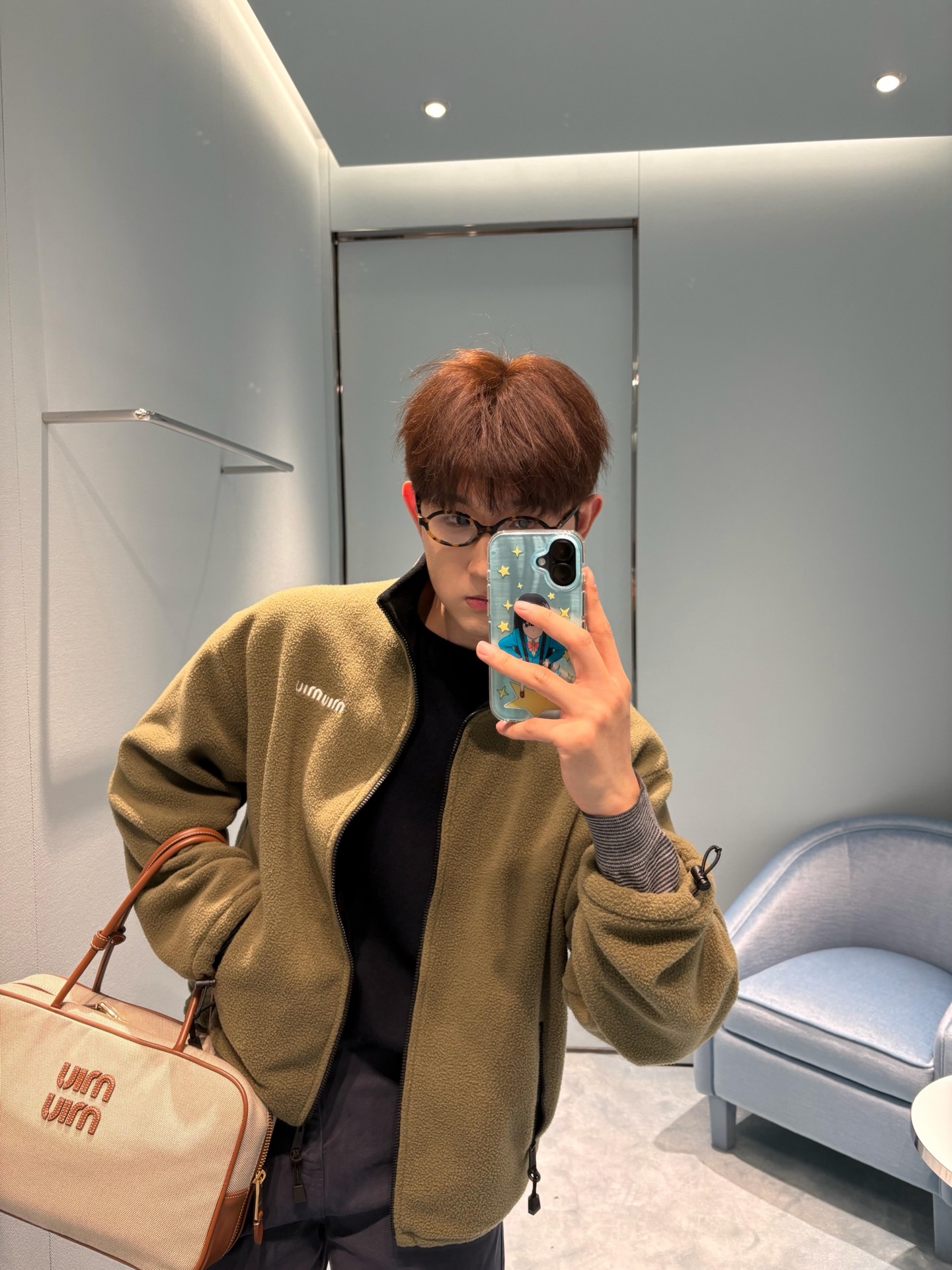 MiuMiu 刺绣摇粒绒拉链外套 面料:采用70%棉,20%羊毛,10%涤纶。 面料:领条采用100%棉质摇粒绒。 辅料 MiuMiu 刺绣摇粒绒拉链外套 面料:采用70%棉,20%羊毛,10%涤纶。 面料:领条采用100%棉质摇粒绒。 辅料