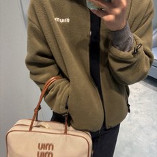 MiuMiu 刺绣摇粒绒拉链外套 面料:采用70%棉,20%羊毛,10%涤纶。 面料:领条采用100%棉质摇粒绒。 辅料 MiuMiu 刺绣摇粒绒拉链外套 面料:采用70%棉,20%羊毛,10%涤纶。 面料:领条采用100%棉质摇粒绒。 辅料