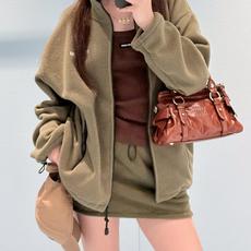 MiuMiu 刺绣摇粒绒拉链外套 面料:采用70%棉,20%羊毛,10%涤纶。 面料:领条采用100%棉质摇粒绒。 辅料 MiuMiu 刺绣摇粒绒拉链外套 面料:采用70%棉,20%羊毛,10%涤纶。 面料:领条采用100%棉质摇粒绒。 辅料