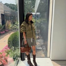 MiuMiu 刺绣摇粒绒拉链外套 面料:采用70%棉,20%羊毛,10%涤纶。 面料:领条采用100%棉质摇粒绒。 辅料 MiuMiu 刺绣摇粒绒拉链外套 面料:采用70%棉,20%羊毛,10%涤纶。 面料:领条采用100%棉质摇粒绒。 辅料