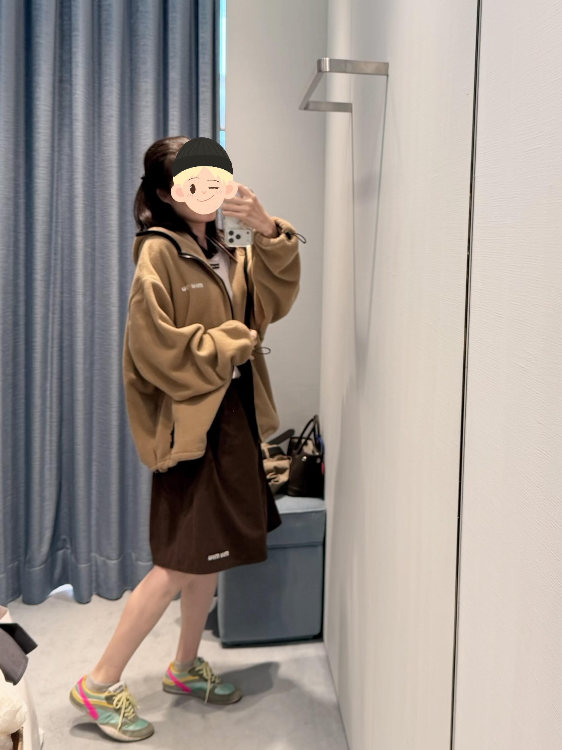 MiuMiu 刺绣摇粒绒拉链外套 面料:采用70%棉,20%羊毛,10%涤纶。 面料:领条采用100%棉质摇粒绒。 辅料 MiuMiu 刺绣摇粒绒拉链外套 面料:采用70%棉,20%羊毛,10%涤纶。 面料:领条采用100%棉质摇粒绒。 辅料