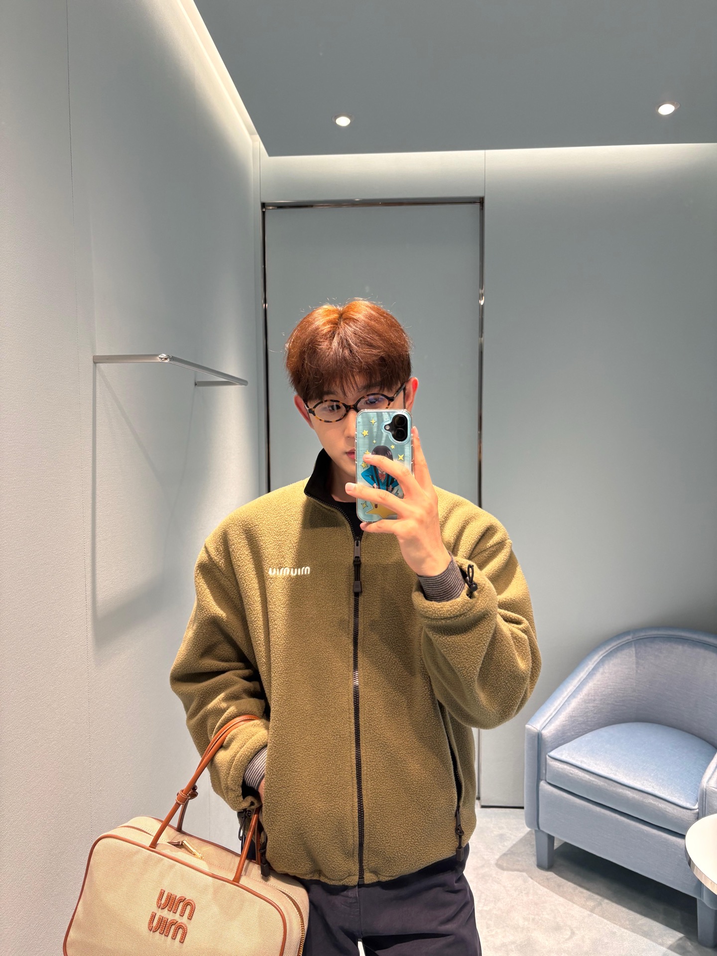 MiuMiu 刺绣摇粒绒拉链外套 面料:采用70%棉,20%羊毛,10%涤纶。 面料:领条采用100%棉质摇粒绒。 辅料 MiuMiu 刺绣摇粒绒拉链外套 面料:采用70%棉,20%羊毛,10%涤纶。 面料:领条采用100%棉质摇粒绒。 辅料