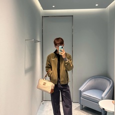 MiuMiu 刺绣摇粒绒拉链外套 面料:采用70%棉,20%羊毛,10%涤纶。 面料:领条采用100%棉质摇粒绒。 辅料 MiuMiu 刺绣摇粒绒拉链外套 面料:采用70%棉,20%羊毛,10%涤纶。 面料:领条采用100%棉质摇粒绒。 辅料