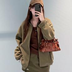 MiuMiu 刺绣摇粒绒拉链外套 面料:采用70%棉,20%羊毛,10%涤纶。 面料:领条采用100%棉质摇粒绒。 辅料 MiuMiu 刺绣摇粒绒拉链外套 面料:采用70%棉,20%羊毛,10%涤纶。 面料:领条采用100%棉质摇粒绒。 辅料
