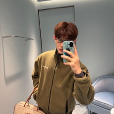 MiuMiu 刺绣摇粒绒拉链外套 面料:采用70%棉,20%羊毛,10%涤纶。 面料:领条采用100%棉质摇粒绒。 辅料 MiuMiu 刺绣摇粒绒拉链外套 面料:采用70%棉,20%羊毛,10%涤纶。 面料:领条采用100%棉质摇粒绒。 辅料