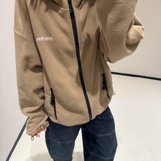 MiuMiu 刺绣摇粒绒拉链外套 面料:采用70%棉,20%羊毛,10%涤纶。 面料:领条采用100%棉质摇粒绒。 辅料 MiuMiu 刺绣摇粒绒拉链外套 面料:采用70%棉,20%羊毛,10%涤纶。 面料:领条采用100%棉质摇粒绒。 辅料