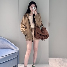 MiuMiu 刺绣摇粒绒拉链外套 面料:采用70%棉,20%羊毛,10%涤纶。 面料:领条采用100%棉质摇粒绒。 辅料 MiuMiu 刺绣摇粒绒拉链外套 面料:采用70%棉,20%羊毛,10%涤纶。 面料:领条采用100%棉质摇粒绒。 辅料