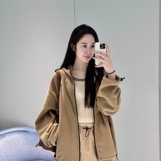 MiuMiu 刺绣摇粒绒拉链外套 面料:采用70%棉,20%羊毛,10%涤纶。 面料:领条采用100%棉质摇粒绒。 辅料 MiuMiu 刺绣摇粒绒拉链外套 面料:采用70%棉,20%羊毛,10%涤纶。 面料:领条采用100%棉质摇粒绒。 辅料