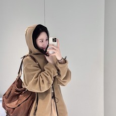 MiuMiu 刺绣摇粒绒拉链外套 面料:采用70%棉,20%羊毛,10%涤纶。 面料:领条采用100%棉质摇粒绒。 辅料 MiuMiu 刺绣摇粒绒拉链外套 面料:采用70%棉,20%羊毛,10%涤纶。 面料:领条采用100%棉质摇粒绒。 辅料