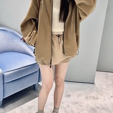 MiuMiu 刺绣摇粒绒拉链外套 面料:采用70%棉,20%羊毛,10%涤纶。 面料:领条采用100%棉质摇粒绒。 辅料 MiuMiu 刺绣摇粒绒拉链外套 面料:采用70%棉,20%羊毛,10%涤纶。 面料:领条采用100%棉质摇粒绒。 辅料