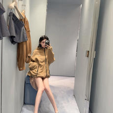 MiuMiu 刺绣摇粒绒拉链外套 面料:采用70%棉,20%羊毛,10%涤纶。 面料:领条采用100%棉质摇粒绒。 辅料 MiuMiu 刺绣摇粒绒拉链外套 面料:采用70%棉,20%羊毛,10%涤纶。 面料:领条采用100%棉质摇粒绒。 辅料