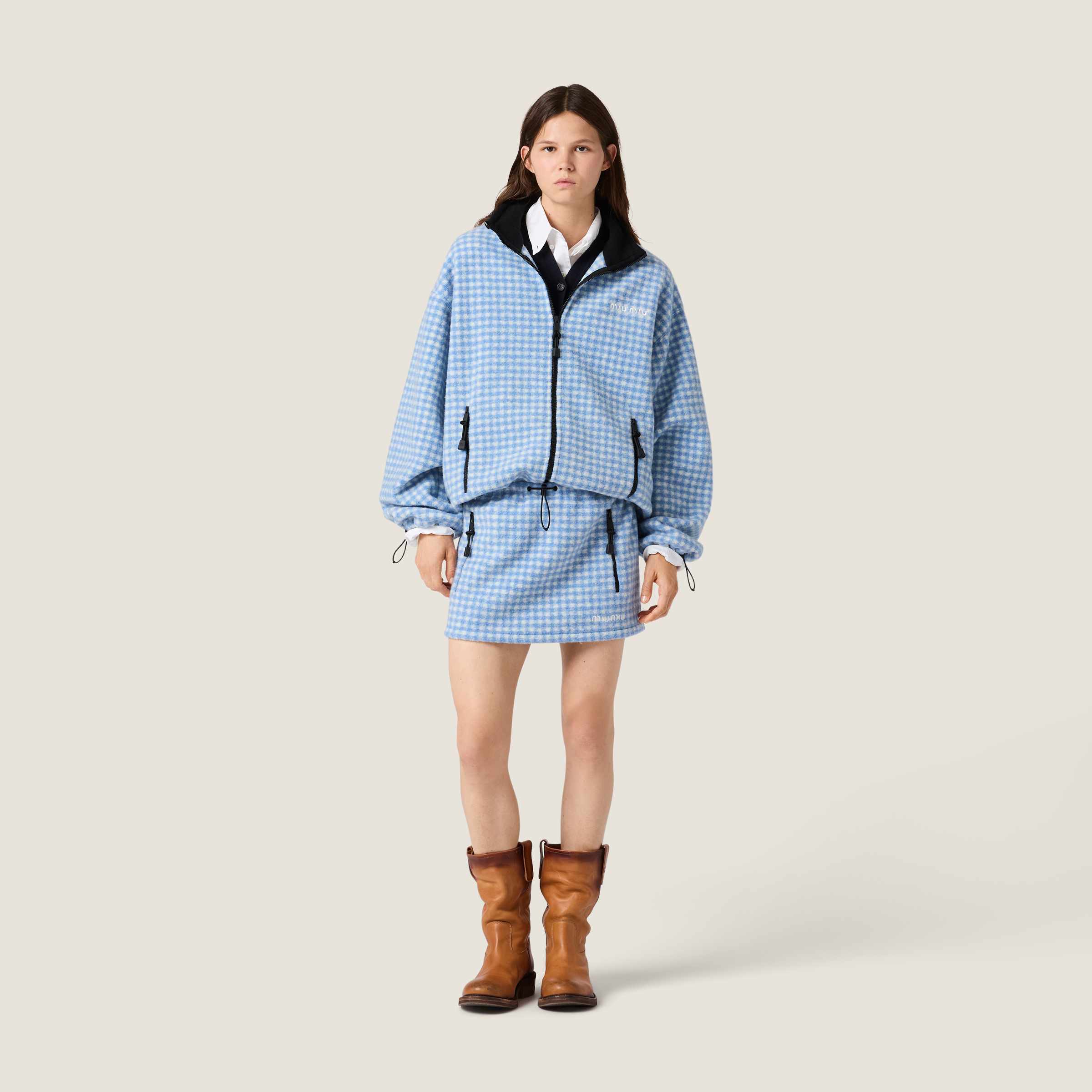 MiuMiu 格子刺绣标识拉链外套 面料:采用40%羊毛,60%绵摇粒绒。 面料:领条采用100%棉质摇粒绒。 辅料:拉 MiuMiu 格子刺绣标识拉链外套 面料:采用40%羊毛,60%绵摇粒绒。 面料:领条采用100%棉质摇粒绒。 辅料:拉