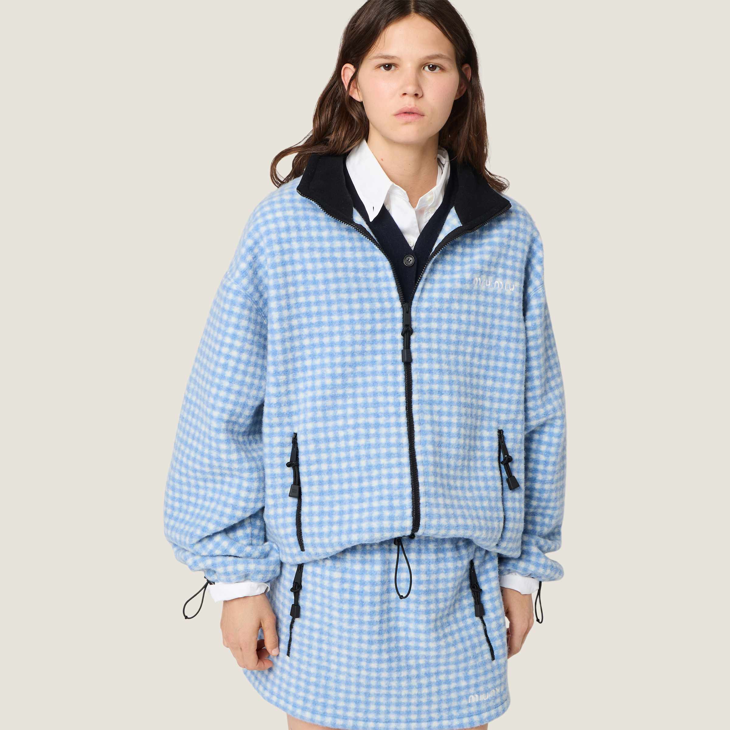 MiuMiu 格子刺绣标识拉链外套 面料:采用40%羊毛,60%绵摇粒绒。 面料:领条采用100%棉质摇粒绒。 辅料:拉 MiuMiu 格子刺绣标识拉链外套 面料:采用40%羊毛,60%绵摇粒绒。 面料:领条采用100%棉质摇粒绒。 辅料:拉