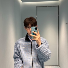 MiuMiu 格子刺绣标识拉链外套 面料:采用40%羊毛,60%绵摇粒绒。 面料:领条采用100%棉质摇粒绒。 辅料:拉 MiuMiu 格子刺绣标识拉链外套 面料:采用40%羊毛,60%绵摇粒绒。 面料:领条采用100%棉质摇粒绒。 辅料:拉