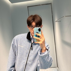 MiuMiu 格子刺绣标识拉链外套 面料:采用40%羊毛,60%绵摇粒绒。 面料:领条采用100%棉质摇粒绒。 辅料:拉 MiuMiu 格子刺绣标识拉链外套 面料:采用40%羊毛,60%绵摇粒绒。 面料:领条采用100%棉质摇粒绒。 辅料:拉