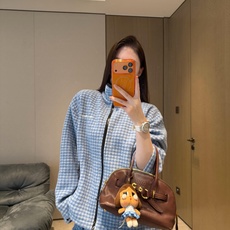 MiuMiu 格子刺绣标识拉链外套 面料:采用40%羊毛,60%绵摇粒绒。 面料:领条采用100%棉质摇粒绒。 辅料:拉 MiuMiu 格子刺绣标识拉链外套 面料:采用40%羊毛,60%绵摇粒绒。 面料:领条采用100%棉质摇粒绒。 辅料:拉