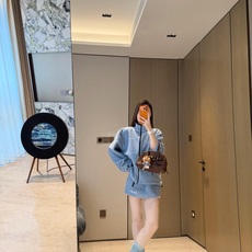 MiuMiu 格子刺绣标识拉链外套 面料:采用40%羊毛,60%绵摇粒绒。 面料:领条采用100%棉质摇粒绒。 辅料:拉 MiuMiu 格子刺绣标识拉链外套 面料:采用40%羊毛,60%绵摇粒绒。 面料:领条采用100%棉质摇粒绒。 辅料:拉