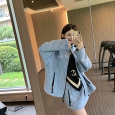 MiuMiu 格子刺绣标识拉链外套 面料:采用40%羊毛,60%绵摇粒绒。 面料:领条采用100%棉质摇粒绒。 辅料:拉 MiuMiu 格子刺绣标识拉链外套 面料:采用40%羊毛,60%绵摇粒绒。 面料:领条采用100%棉质摇粒绒。 辅料:拉
