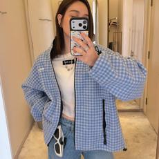 MiuMiu 格子刺绣标识拉链外套 面料:采用40%羊毛,60%绵摇粒绒。 面料:领条采用100%棉质摇粒绒。 辅料:拉 MiuMiu 格子刺绣标识拉链外套 面料:采用40%羊毛,60%绵摇粒绒。 面料:领条采用100%棉质摇粒绒。 辅料:拉