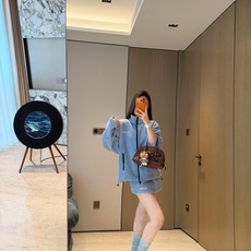 MiuMiu 格子刺绣标识拉链外套 面料:采用40%羊毛,60%绵摇粒绒。 面料:领条采用100%棉质摇粒绒。 辅料:拉 MiuMiu 格子刺绣标识拉链外套 面料:采用40%羊毛,60%绵摇粒绒。 面料:领条采用100%棉质摇粒绒。 辅料:拉