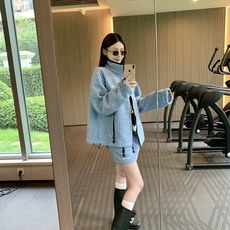 MiuMiu 格子刺绣标识拉链外套 面料:采用40%羊毛,60%绵摇粒绒。 面料:领条采用100%棉质摇粒绒。 辅料:拉 MiuMiu 格子刺绣标识拉链外套 面料:采用40%羊毛,60%绵摇粒绒。 面料:领条采用100%棉质摇粒绒。 辅料:拉