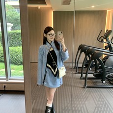 MiuMiu 格子刺绣标识拉链外套 面料:采用40%羊毛,60%绵摇粒绒。 面料:领条采用100%棉质摇粒绒。 辅料:拉 MiuMiu 格子刺绣标识拉链外套 面料:采用40%羊毛,60%绵摇粒绒。 面料:领条采用100%棉质摇粒绒。 辅料:拉