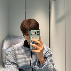 MiuMiu 格子刺绣标识拉链外套 面料:采用40%羊毛,60%绵摇粒绒。 面料:领条采用100%棉质摇粒绒。 辅料:拉 MiuMiu 格子刺绣标识拉链外套 面料:采用40%羊毛,60%绵摇粒绒。 面料:领条采用100%棉质摇粒绒。 辅料:拉