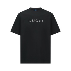Gucci 古驰字母烫标短袖 面料:采用40支柔棉双面。 面料:螺纹采用1*1配套索罗娜。 工艺:烫标采用钻石银材料,立 Gucci 古驰字母烫标短袖 面料:采用40支柔棉双面。 面料:螺纹采用1*1配套索罗娜。 工艺:烫标采用钻石银材料,立