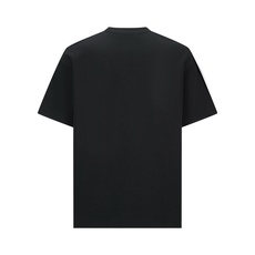 Gucci 古驰字母烫标短袖 面料:采用40支柔棉双面。 面料:螺纹采用1*1配套索罗娜。 工艺:烫标采用钻石银材料,立 Gucci 古驰字母烫标短袖 面料:采用40支柔棉双面。 面料:螺纹采用1*1配套索罗娜。 工艺:烫标采用钻石银材料,立