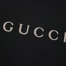 Gucci 古驰字母烫标短袖 面料:采用40支柔棉双面。 面料:螺纹采用1*1配套索罗娜。 工艺:烫标采用钻石银材料,立 Gucci 古驰字母烫标短袖 面料:采用40支柔棉双面。 面料:螺纹采用1*1配套索罗娜。 工艺:烫标采用钻石银材料,立