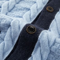 LOUIS VUITTON 绞花皮标针织开衫 面料:采用30%绵纶,70%绵。 辅料:皮标采用牛皮革切割复合,面上带有品 LOUIS VUITTON 绞花皮标针织开衫 面料:采用30%绵纶,70%绵。 辅料:皮标采用牛皮革切割复合,面上带有品