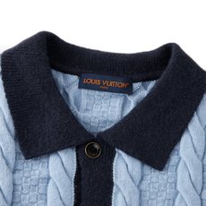 LOUIS VUITTON 绞花皮标针织开衫 面料:采用30%绵纶,70%绵。 辅料:皮标采用牛皮革切割复合,面上带有品 LOUIS VUITTON 绞花皮标针织开衫 面料:采用30%绵纶,70%绵。 辅料:皮标采用牛皮革切割复合,面上带有品