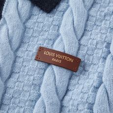 LOUIS VUITTON 绞花皮标针织开衫 面料:采用30%绵纶,70%绵。 辅料:皮标采用牛皮革切割复合,面上带有品 LOUIS VUITTON 绞花皮标针织开衫 面料:采用30%绵纶,70%绵。 辅料:皮标采用牛皮革切割复合,面上带有品