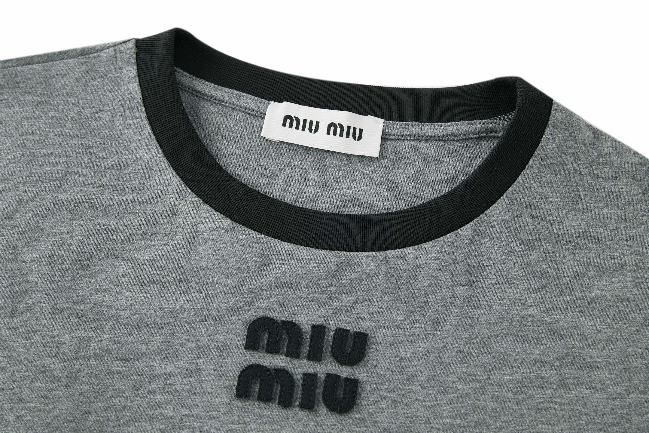 MiuMiu 刺绣标识打底衫 面料:采用20支平纹,100%绵纱定染定织。 面料:罗文采用配套1*1索罗娜。 工艺:刺绣 MiuMiu 刺绣标识打底衫 面料:采用20支平纹,100%绵纱定染定织。 面料:罗文采用配套1*1索罗娜。 工艺:刺绣