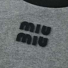 MiuMiu 刺绣标识打底衫 面料:采用20支平纹,100%绵纱定染定织。 面料:罗文采用配套1*1索罗娜。 工艺:刺绣 MiuMiu 刺绣标识打底衫 面料:采用20支平纹,100%绵纱定染定织。 面料:罗文采用配套1*1索罗娜。 工艺:刺绣