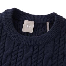 DIOR 刺绣标识绞花针织衫 面料:采用30%羊毛,70%棉纱。 工艺:刺绣采用3D立体刺绣工艺,以品牌标标识做为点缀, DIOR 刺绣标识绞花针织衫 面料:采用30%羊毛,70%棉纱。 工艺:刺绣采用3D立体刺绣工艺,以品牌标标识做为点缀,