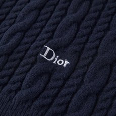 DIOR 刺绣标识绞花针织衫 面料:采用30%羊毛,70%棉纱。 工艺:刺绣采用3D立体刺绣工艺,以品牌标标识做为点缀, DIOR 刺绣标识绞花针织衫 面料:采用30%羊毛,70%棉纱。 工艺:刺绣采用3D立体刺绣工艺,以品牌标标识做为点缀,