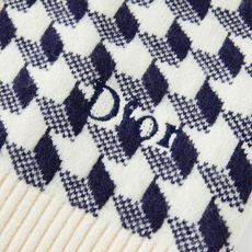 DIOR 提花刺绣标识针织衫 面料:30%羊毛,70%棉纱。 工艺:刺绣采用3D立体刺绣工艺,以破字母做为点缀,整针数有 DIOR 提花刺绣标识针织衫 面料:30%羊毛,70%棉纱。 工艺:刺绣采用3D立体刺绣工艺,以破字母做为点缀,整针数有