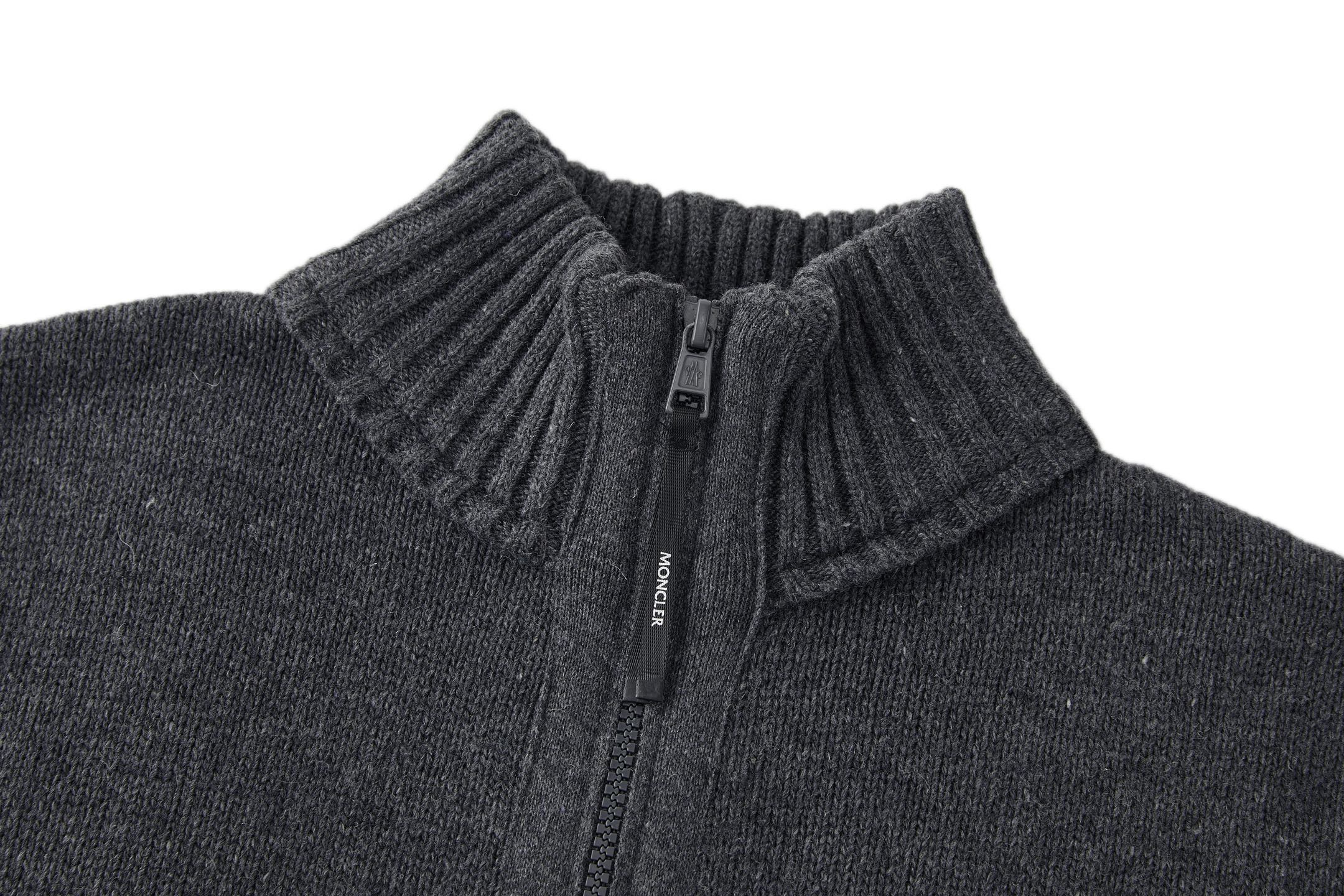 MONCLER 立领绣标拉链针织衫 面料：采用50%羊绒，20%聚酯纤维，30%绵纱。［原版定制染］ 辅料：拉链采用电镀