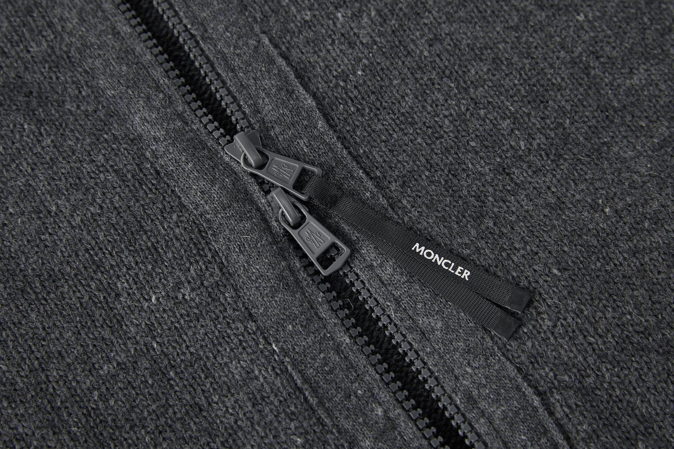 MONCLER 立领绣标拉链针织衫 面料：采用50%羊绒，20%聚酯纤维，30%绵纱。［原版定制染］ 辅料：拉链采用电镀