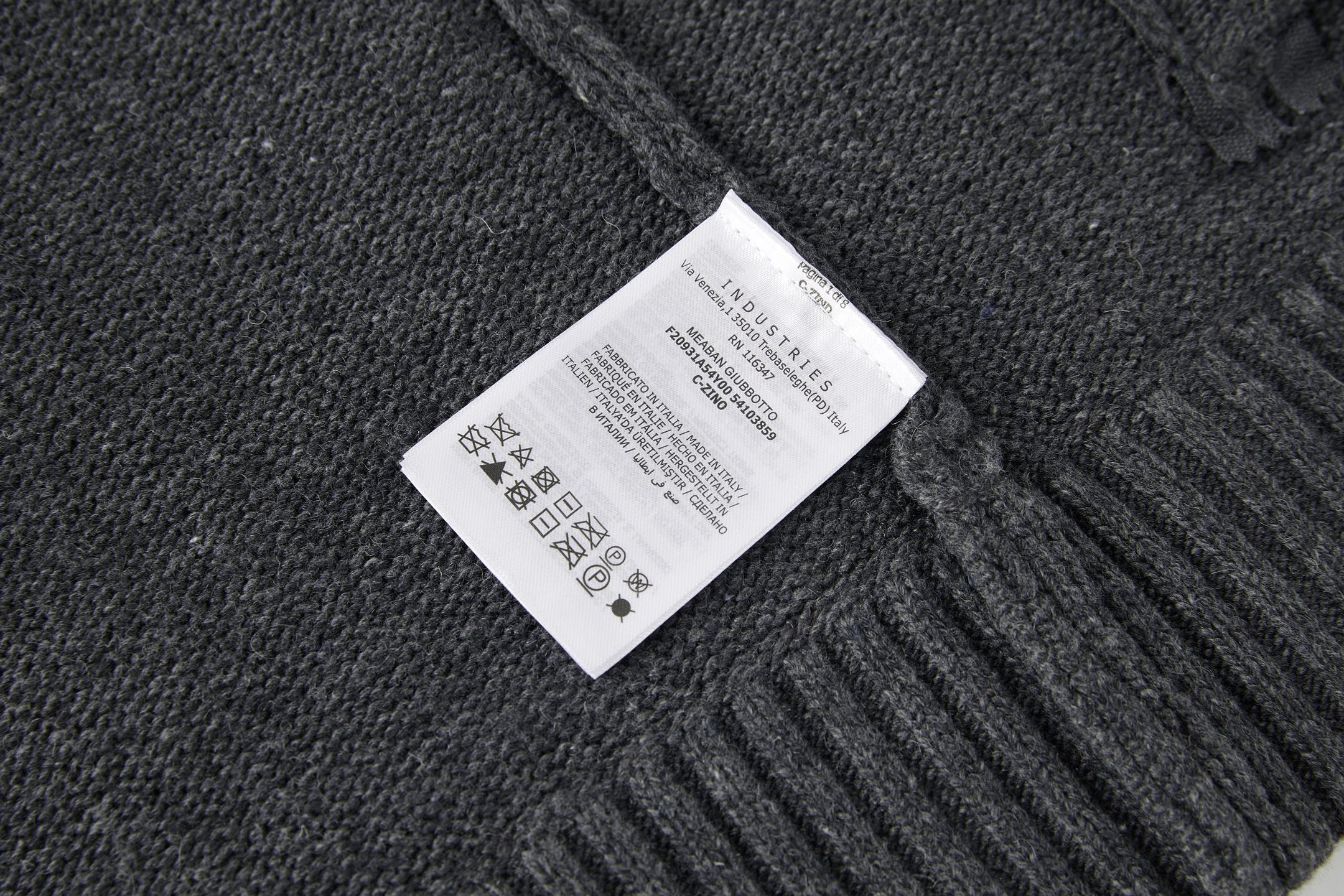 MONCLER 立领绣标拉链针织衫 面料：采用50%羊绒，20%聚酯纤维，30%绵纱。［原版定制染］ 辅料：拉链采用电镀