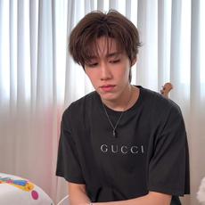 Gucci 古驰字母烫标短袖 面料:采用40支柔棉双面。 面料:螺纹采用1*1配套索罗娜。 工艺:烫标采用钻石银材料,立 Gucci 古驰字母烫标短袖 面料:采用40支柔棉双面。 面料:螺纹采用1*1配套索罗娜。 工艺:烫标采用钻石银材料,立