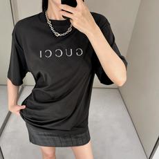 Gucci 古驰字母烫标短袖 面料:采用40支柔棉双面。 面料:螺纹采用1*1配套索罗娜。 工艺:烫标采用钻石银材料,立 Gucci 古驰字母烫标短袖 面料:采用40支柔棉双面。 面料:螺纹采用1*1配套索罗娜。 工艺:烫标采用钻石银材料,立