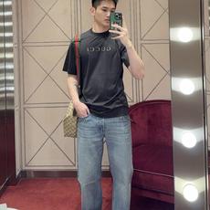 Gucci 古驰字母烫标短袖 面料:采用40支柔棉双面。 面料:螺纹采用1*1配套索罗娜。 工艺:烫标采用钻石银材料,立 Gucci 古驰字母烫标短袖 面料:采用40支柔棉双面。 面料:螺纹采用1*1配套索罗娜。 工艺:烫标采用钻石银材料,立