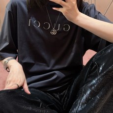 Gucci 古驰字母烫标短袖 面料:采用40支柔棉双面。 面料:螺纹采用1*1配套索罗娜。 工艺:烫标采用钻石银材料,立 Gucci 古驰字母烫标短袖 面料:采用40支柔棉双面。 面料:螺纹采用1*1配套索罗娜。 工艺:烫标采用钻石银材料,立