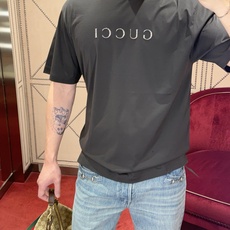 Gucci 古驰字母烫标短袖 面料:采用40支柔棉双面。 面料:螺纹采用1*1配套索罗娜。 工艺:烫标采用钻石银材料,立 Gucci 古驰字母烫标短袖 面料:采用40支柔棉双面。 面料:螺纹采用1*1配套索罗娜。 工艺:烫标采用钻石银材料,立