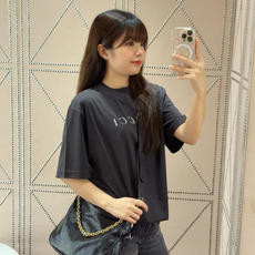 Gucci 古驰字母烫标短袖 面料:采用40支柔棉双面。 面料:螺纹采用1*1配套索罗娜。 工艺:烫标采用钻石银材料,立 Gucci 古驰字母烫标短袖 面料:采用40支柔棉双面。 面料:螺纹采用1*1配套索罗娜。 工艺:烫标采用钻石银材料,立