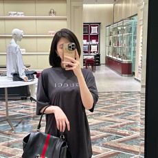 Gucci 古驰字母烫标短袖 面料:采用40支柔棉双面。 面料:螺纹采用1*1配套索罗娜。 工艺:烫标采用钻石银材料,立 Gucci 古驰字母烫标短袖 面料:采用40支柔棉双面。 面料:螺纹采用1*1配套索罗娜。 工艺:烫标采用钻石银材料,立