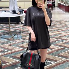Gucci 古驰字母烫标短袖 面料:采用40支柔棉双面。 面料:螺纹采用1*1配套索罗娜。 工艺:烫标采用钻石银材料,立 Gucci 古驰字母烫标短袖 面料:采用40支柔棉双面。 面料:螺纹采用1*1配套索罗娜。 工艺:烫标采用钻石银材料,立
