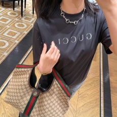 Gucci 古驰字母烫标短袖 面料:采用40支柔棉双面。 面料:螺纹采用1*1配套索罗娜。 工艺:烫标采用钻石银材料,立 Gucci 古驰字母烫标短袖 面料:采用40支柔棉双面。 面料:螺纹采用1*1配套索罗娜。 工艺:烫标采用钻石银材料,立